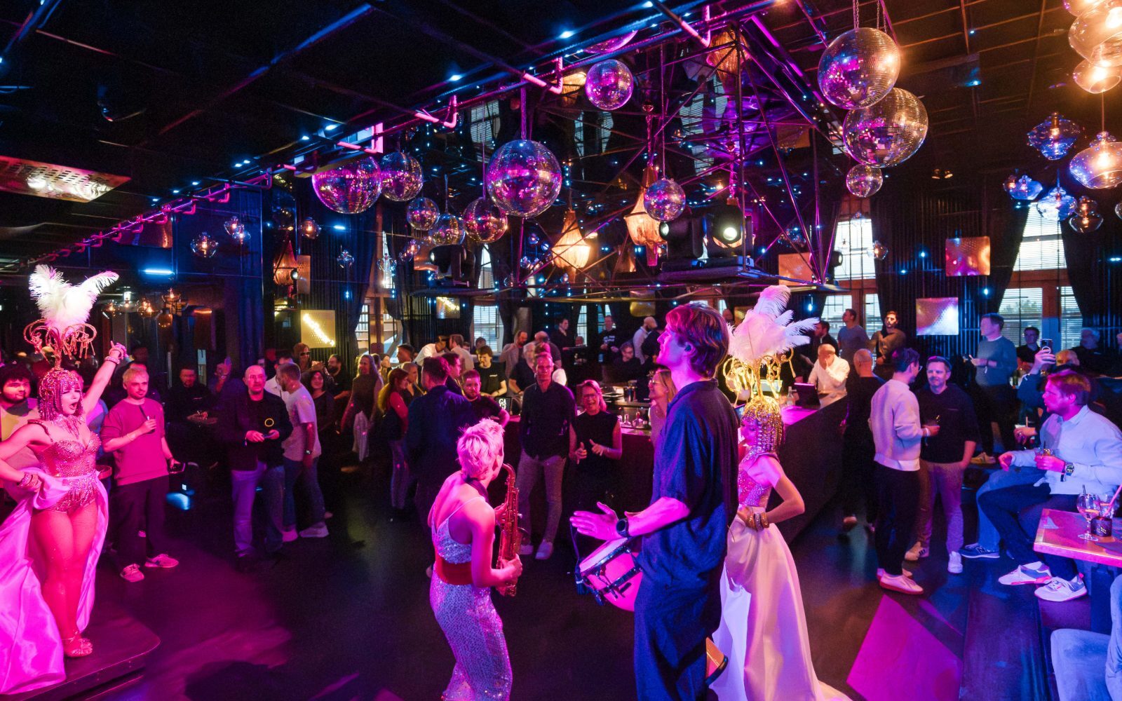 Dancefloor unter Discokugeln bei der AWS Summit Warm-Up Party 2026