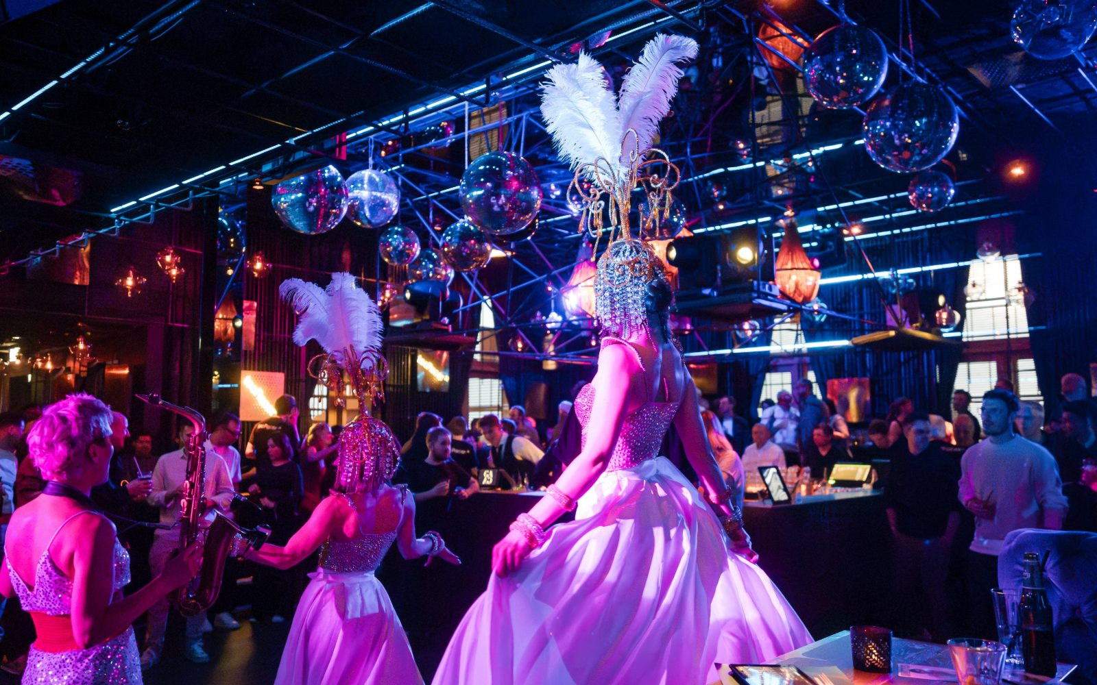 Showgirls und Live-Saxophon bei der AWS Summit Warm-Up Party 2026