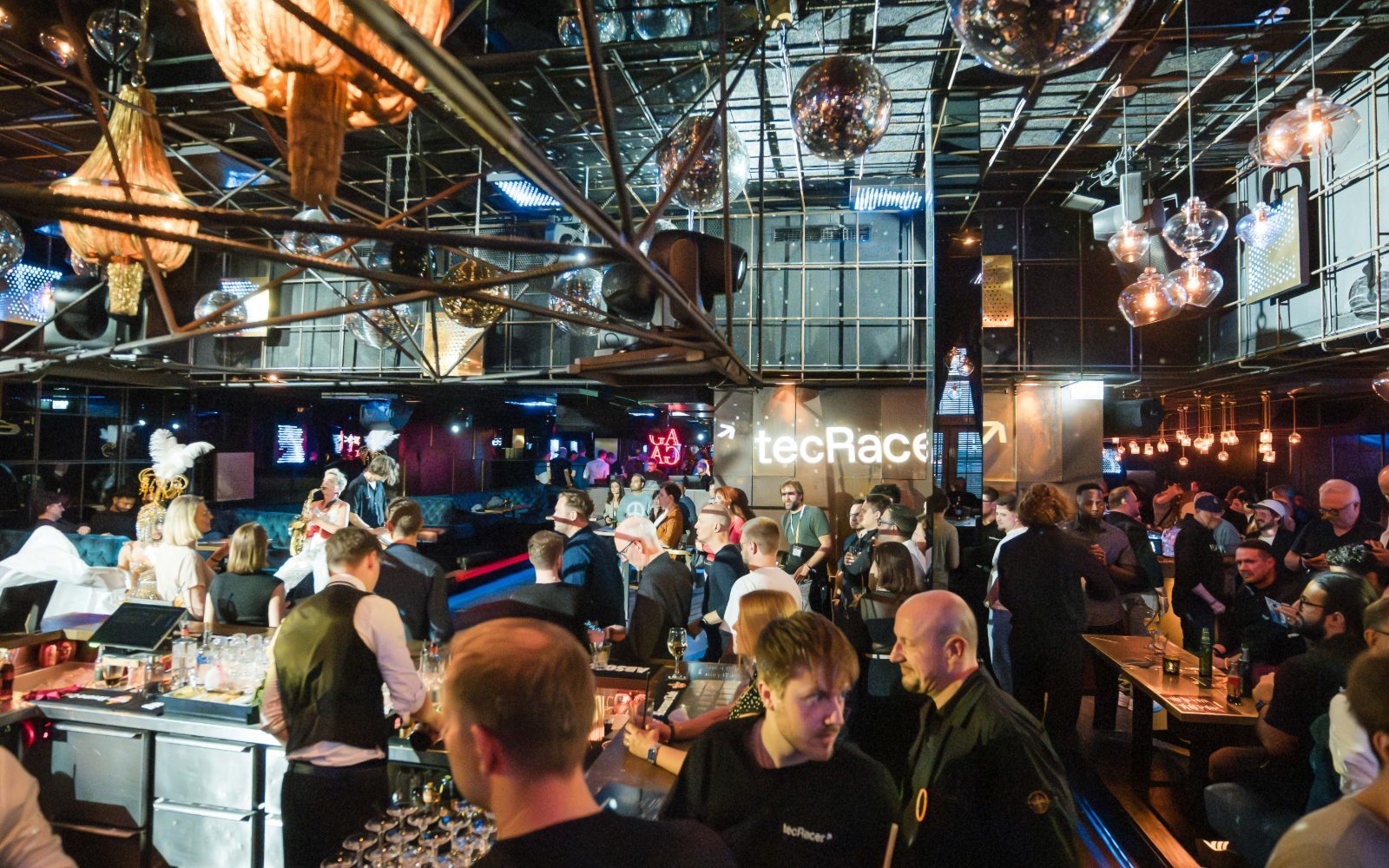 Volle Bar und Gäste bei der AWS Summit Warm-Up Party 2026